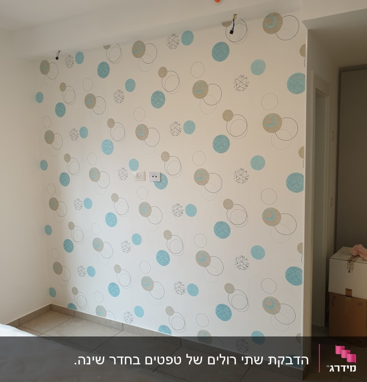 קיר עם טפט עיגולים בצבעים שונים